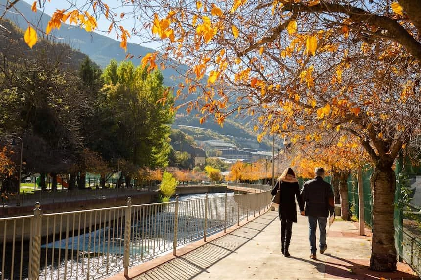pareja de adultos paseando tranquilamente por el centro de la capital de Andorra en un entorno único.